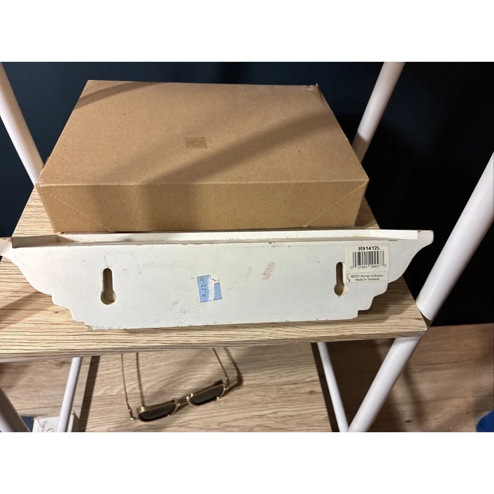 The Unbranded Brand 12 white